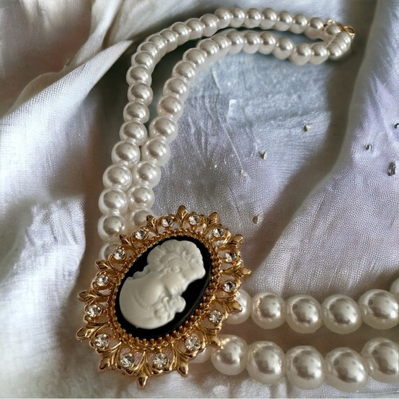 Choker Pearl Necklace with a Cameo - Picture 3 of 3